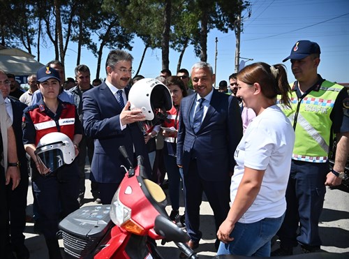 İl Jandarma Komutanlığı ve Türkmen Belediyesi İşbirliğinde, Türkmen Beldesinde Motosiklet Sürücülerine Kask Dağıtımı Yapıldı