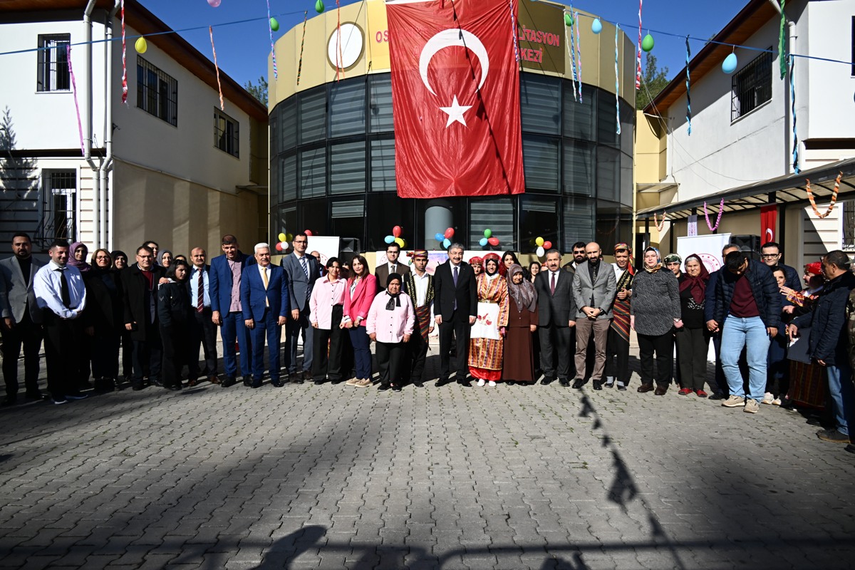 Vali Dr. Erdinç Yılmaz, Dünya Engelliler Günü Dolayısıyla Düzenlenen Programda Engelli Öğrencilerimizle Bir Araya Geldi