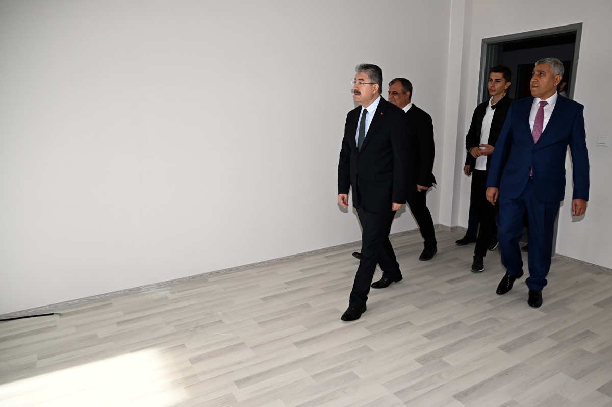 Vali Dr. Erdinç Yılmaz, Selimiye Mahallesinde Yapımı Tamamlanan 6 Derslikli Anaokulunda İncelemelerde Bulundu