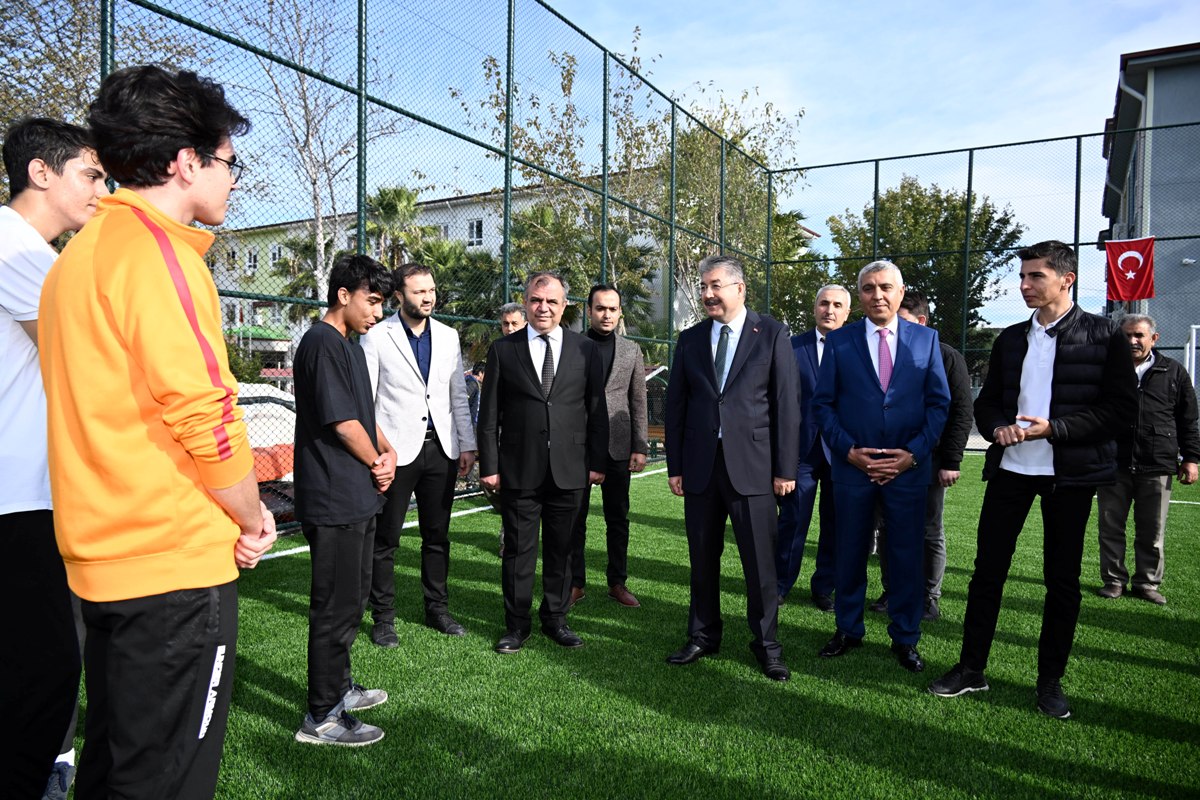 Vali Dr. Erdinç Yılmaz, 80. Yıl Cumhuriyet Anadolu Lisesini Ziyaret Etti