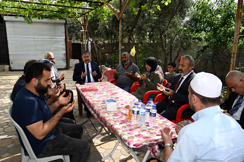 Vali Dr. Erdinç Yılmaz, Şehidimiz Polis Memuru Resul Barutçu'nun Ailesini Evlerinde Ziyaret Etti