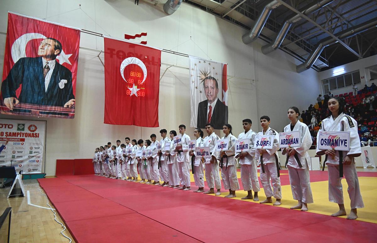  Osmaniye’de 67 İlden Sporcunun Katılımıyla Gerçekleştirilecek “Spor Toto Ümitler Türkiye Judo Şampiyonası” Açılış Programı ile Başladı