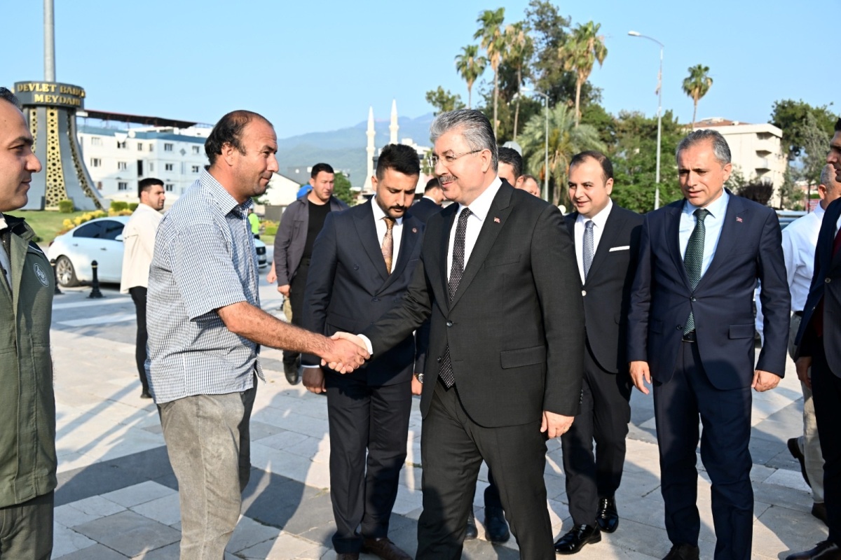 Vali Dr. Erdinç Yılmaz ve Protokol Mensupları Devlet Bahçeli Meydanında Vatandaşlarımızla Bayramlaştı