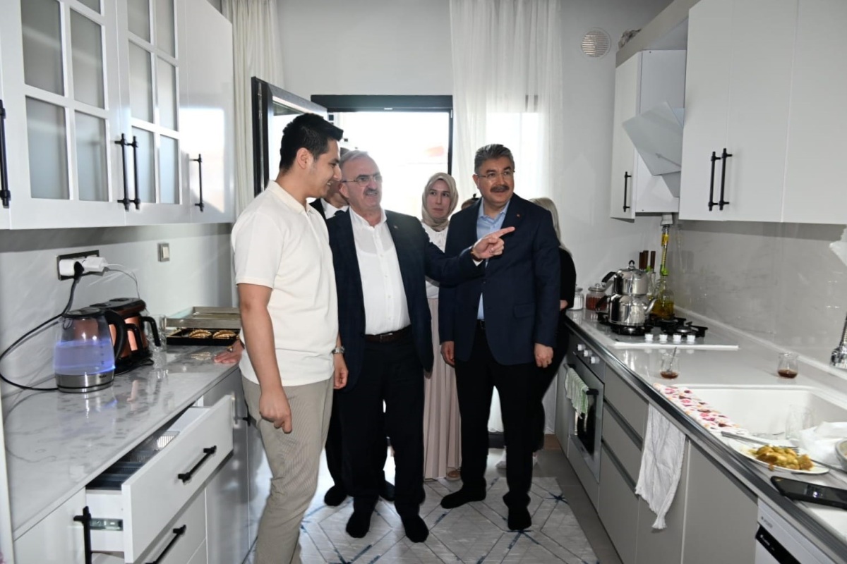 İçişleri Bakan Yardımcısı Sayın Münir Karaloğlu, Yaveriye TOKİ Deprem Konutlarındaki Evlerine Yerleşen Vatandaşlarımızı Ziyaret Etti