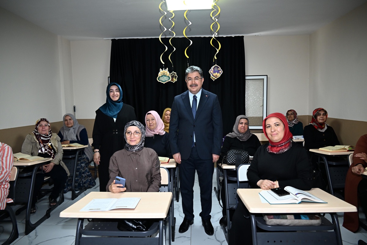 Aile Destek Merkezi (ADEM) Projesi Kursiyerlerinin El Emeği Ürünlerinden Oluşan Dönem Sonu Sergisinin Açılışını Vali Yılmaz Yaptı
